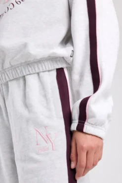 America Today Broeken|Joggingbroeken^Joggingbroek Cristy Jr wide leg joggingbroek met zijstreep en embroidery