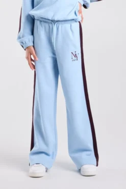America Today Broeken|Joggingbroeken^Joggingbroek Cristy Jr wide leg joggingbroek met zijstreep en embroidery