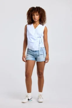 America Today T-Shirts & Tops^hirt Iri ouwoze boue et v-ha en knoopdetai